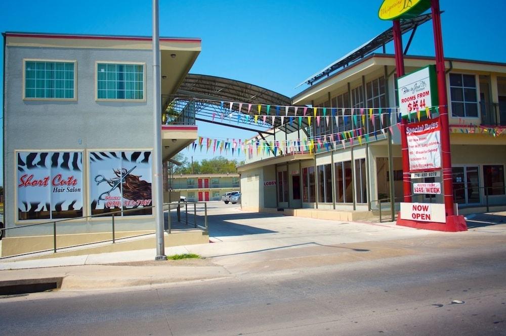 Motel Whispering Palms 3*