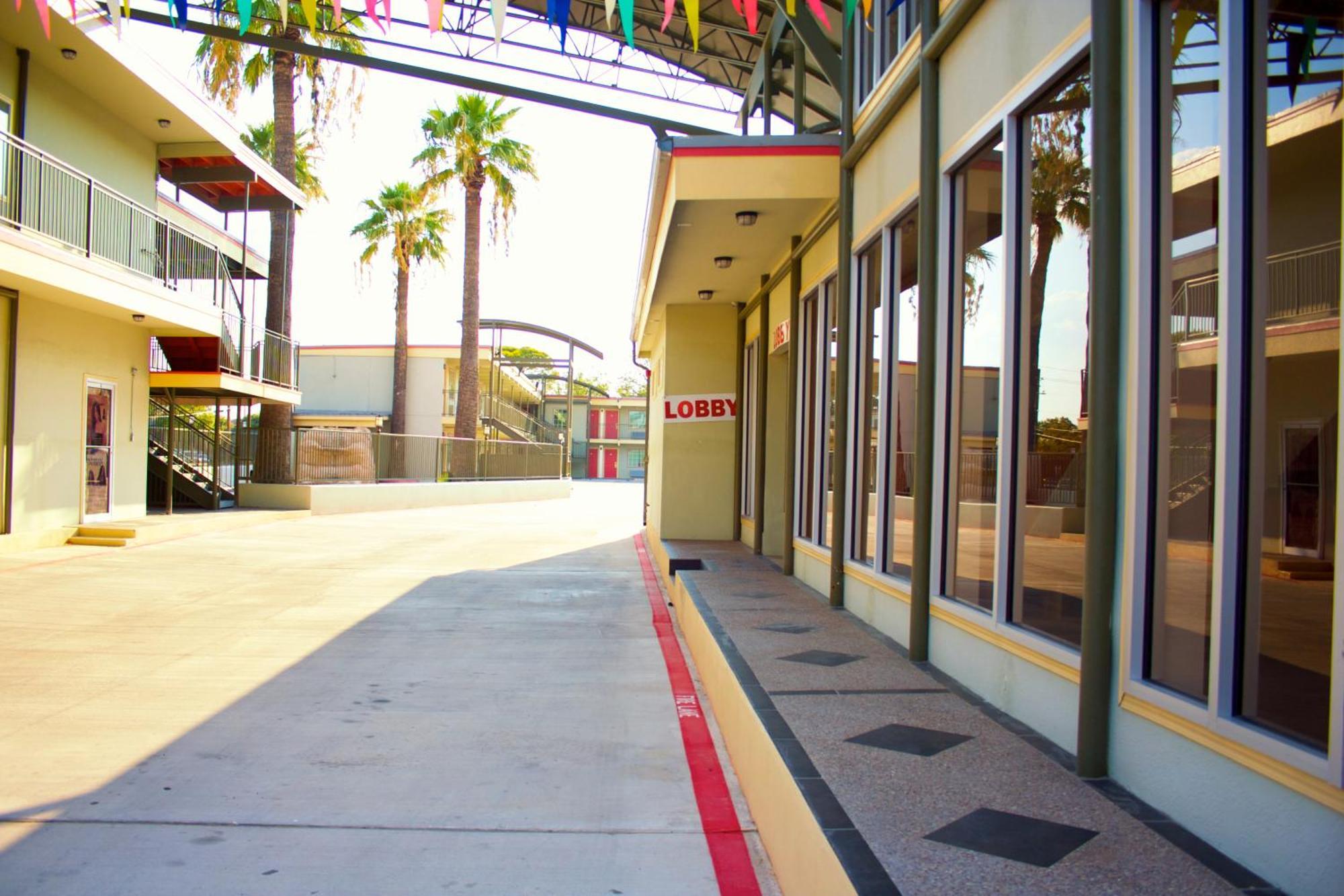 Whispering Palms Motel 3*